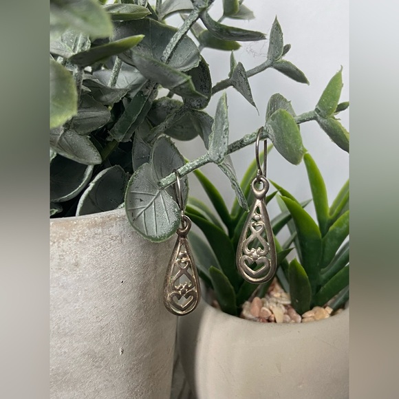 🦋 2/$20 dangly silver drop earrings - Picture 1 of 3